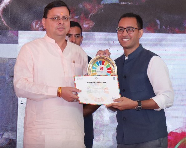 Joginder Rohilla receiving UN SDG Goalkeeper Award from Chief Minister of Uttarakhand